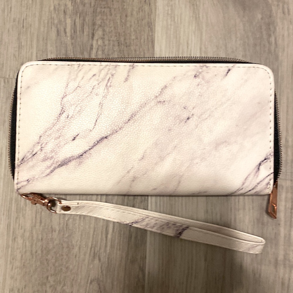Very pretty marble wallet lots of organizers in dividers in black in the inside